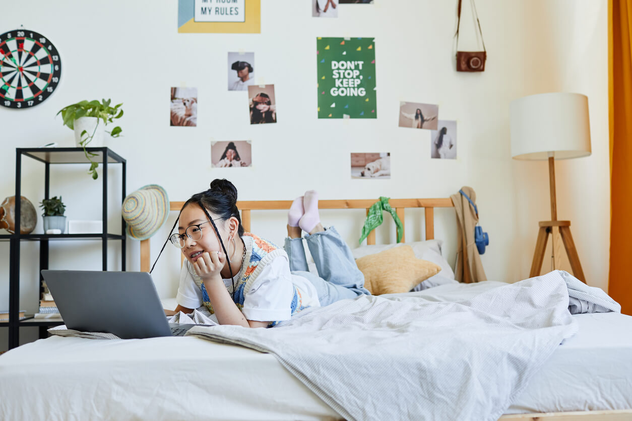 Etudiante dans son appartement étudiant à Valenciennes révisant  ses cours